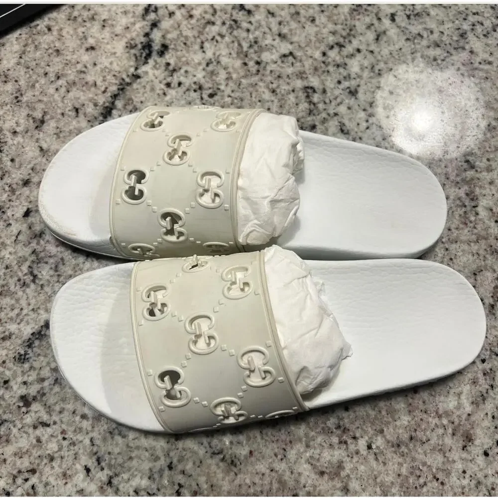 Gucci Rubber GG Monogram Slide Sandals in white rubber, water-resistant, size 8 - Picture 3 of 9